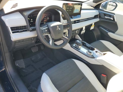 New 2025 Mitsubishi Outlander SE image 6