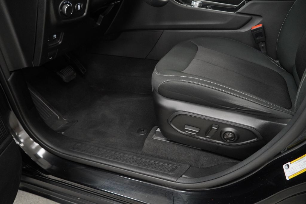 Certified 2024 Jeep Grand Cherokee Laredo AWD/4WD image 38