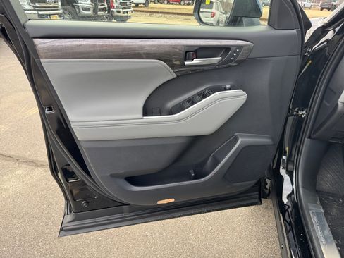New 2026 Toyota Highlander Platinum AWD/4WD image 23
