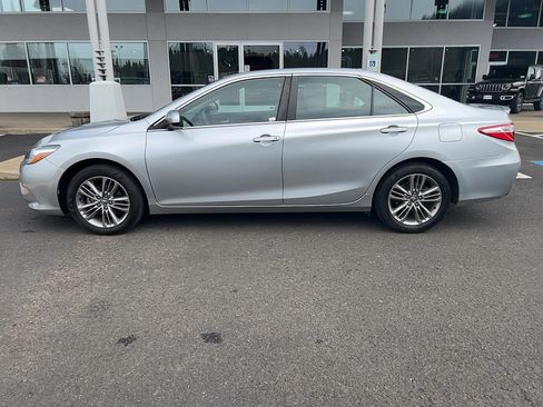 Used 2017 Toyota Camry SE image 7