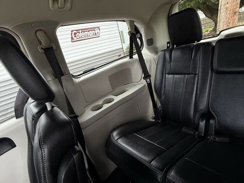 Used 2014 Chrysler Town & Country Touring image 19