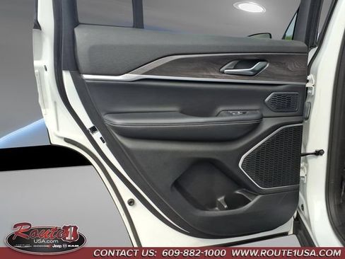 Used 2023 Jeep Grand Cherokee Limited AWD/4WD image 12