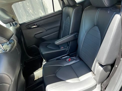Used 2022 Toyota Highlander XLE AWD/4WD image 22