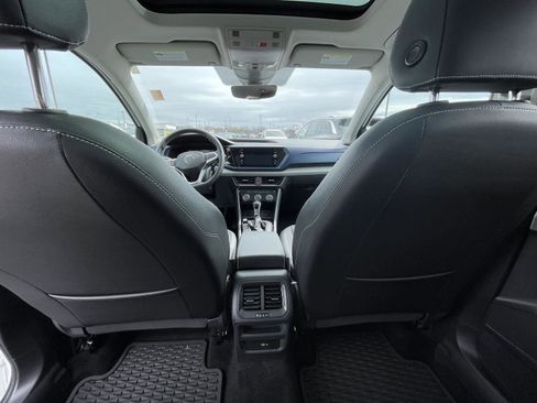Used 2023 Volkswagen Taos SE w/ Panoramic Sunroof Package image 16