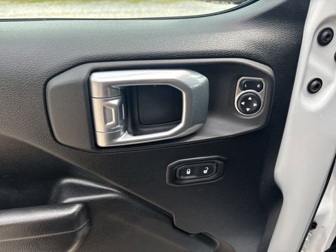 Used 2021 Jeep Gladiator Mojave AWD/4WD image 16