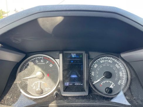 Used 2023 Toyota Tacoma TRD Off-Road w/ Technology Package AWD/4WD image 10