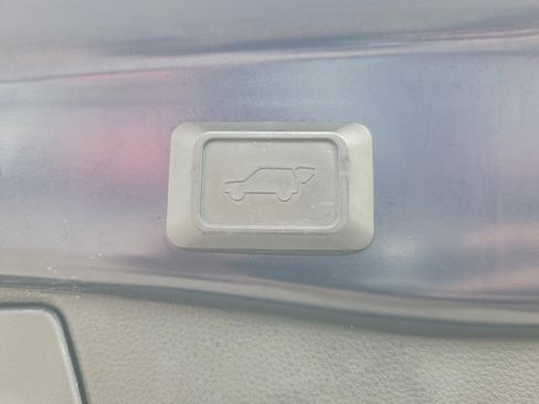 Used 2020 Toyota RAV4 XLE Premium image 8