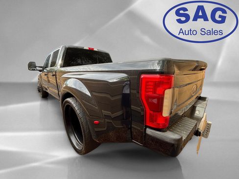 Used 2018 Ford F350 Lariat w/ Lariat Ultimate Package RWD image 4