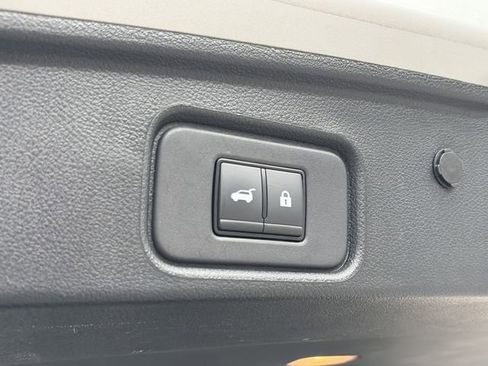 Used 2025 Nissan Pathfinder SV image 32