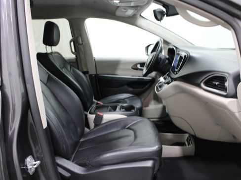 Used 2017 Chrysler Pacifica Touring-L image 25