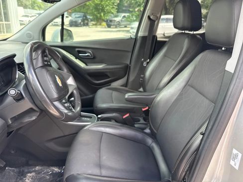 Used 2019 Chevrolet Trax LT w/ LT Convenience Package FWD image 12