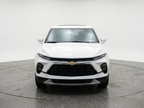 Used 2025 Chevrolet Blazer LT image 2