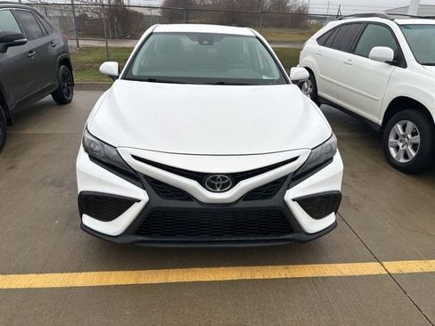 Used 2023 Toyota Camry SE image 2