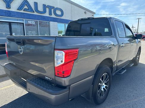 Used 2021 Nissan Titan SV w/ SV Convenience Package image 4