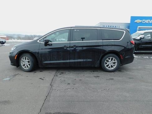 Used 2023 Chrysler Pacifica Touring-L image 10