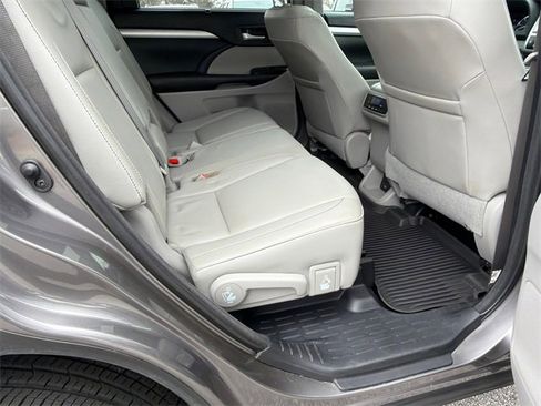 Used 2018 Toyota Highlander XLE image 15