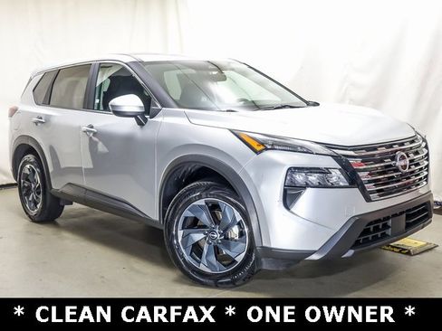 Used 2024 Nissan Rogue SV image 2