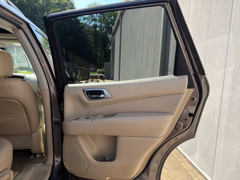 Used 2014 Nissan Pathfinder SL w/ SL Premium Package FWD image 17