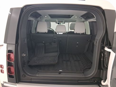 Used 2025 Land Rover Defender 110 S image 28