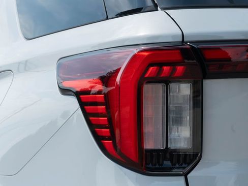 Used 2025 Ford Explorer Active w/ Active Comfort Package RWD image 15