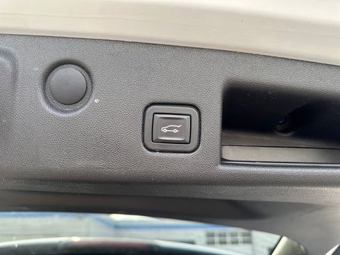 Used 2019 Chevrolet Equinox LT w/ Driver Convenience Package image 16