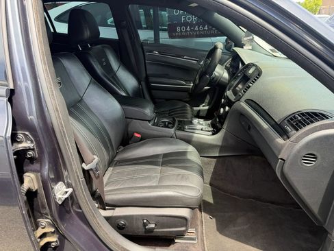 Used 2018 Chrysler 300 S w/ 300S Premium Group RWD image 8