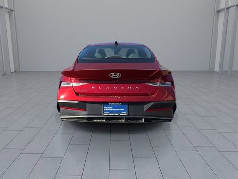 Used 2025 Hyundai Elantra SE image 7