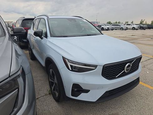 Used 2026 Volvo XC40 B5 Plus AWD/4WD image 3