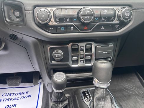 Used 2025 Jeep Wrangler Unlimited Sahara AWD/4WD image 15