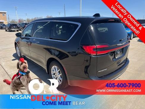 Used 2023 Chrysler Pacifica Touring-L image 3