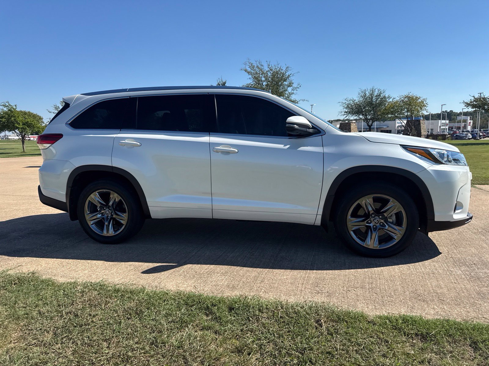 Used 2018 Toyota Highlander Limited Platinum w/ Carpet Mat Package (TMS) AWD/4WD image 12