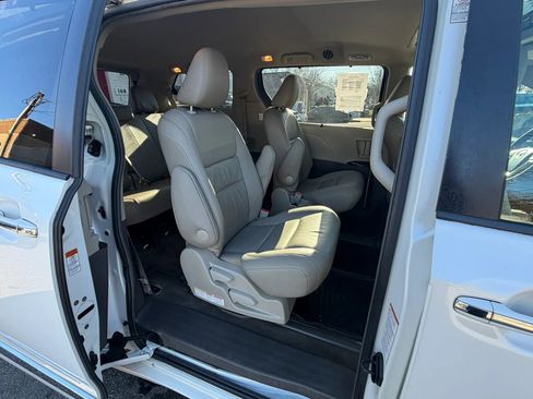 Used 2016 Toyota Sienna XLE w/ XLE Navigation Package image 29