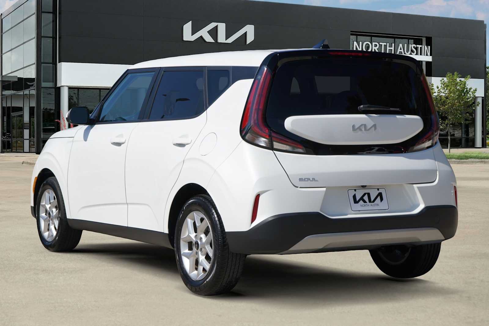 Used 2025 Kia Soul LX w/ LX Technology Package FWD image 4