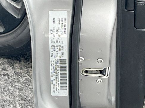 Used 2019 Jeep Cherokee Latitude Plus AWD/4WD image 30