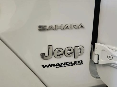 Used 2022 Jeep Wrangler Unlimited Sahara w/ Cold Weather Group AWD/4WD image 37