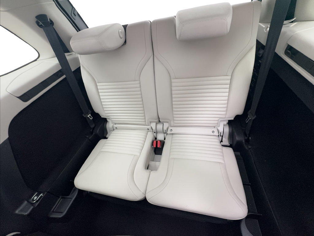 Used 2025 Land Rover Discovery S AWD/4WD image 23