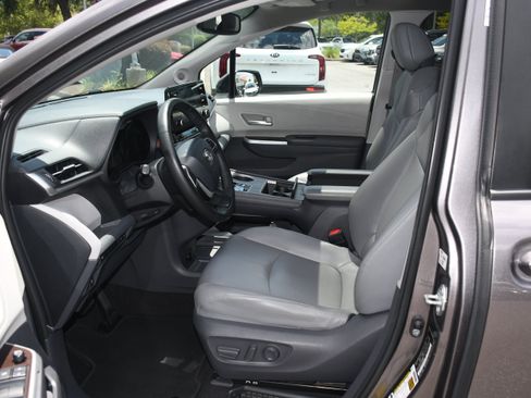 Used 2021 Toyota Sienna XLE w/ XLE Plus Package FWD image 8