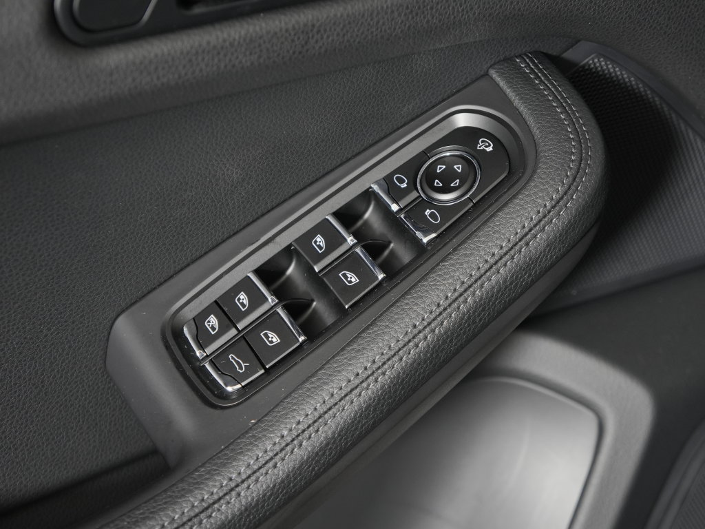 Certified 2023 Porsche Macan Turbo AWD/4WD image 19