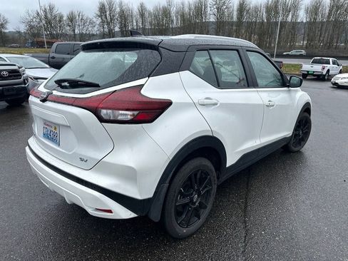 Used 2024 Nissan Kicks SV image 2