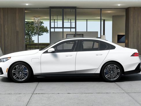 New 2026 BMW 550e xDrive image 4