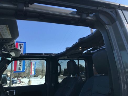 Used 2023 Jeep Wrangler Unlimited Sahara image 39