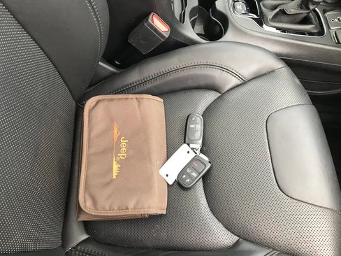 Used 2019 Jeep Cherokee Limited w/ Technology Group image 56