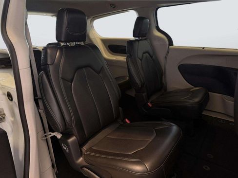 Used 2023 Chrysler Pacifica Touring-L FWD image 34