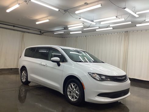 Used 2023 Chrysler Voyager LX image 4