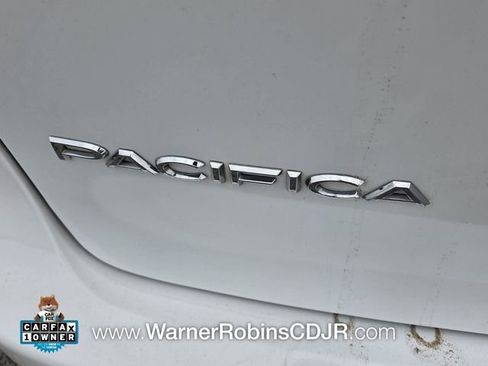 Used 2023 Chrysler Pacifica Touring-L FWD image 13