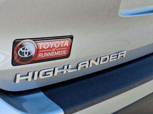 Certified 2025 Toyota Highlander LE FWD image 30