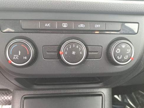 Used 2015 Volkswagen Tiguan S image 20