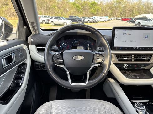 Used 2025 Ford Explorer Platinum w/ LUX Leather Package AWD/4WD image 11