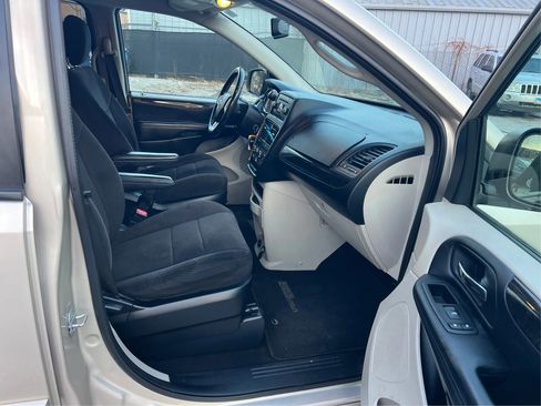 Used 2012 Dodge Grand Caravan SE image 23