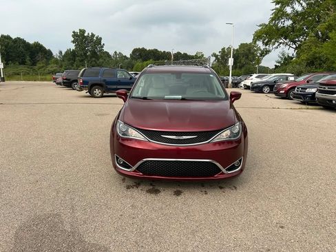 Used 2019 Chrysler Pacifica Touring-L FWD image 2
